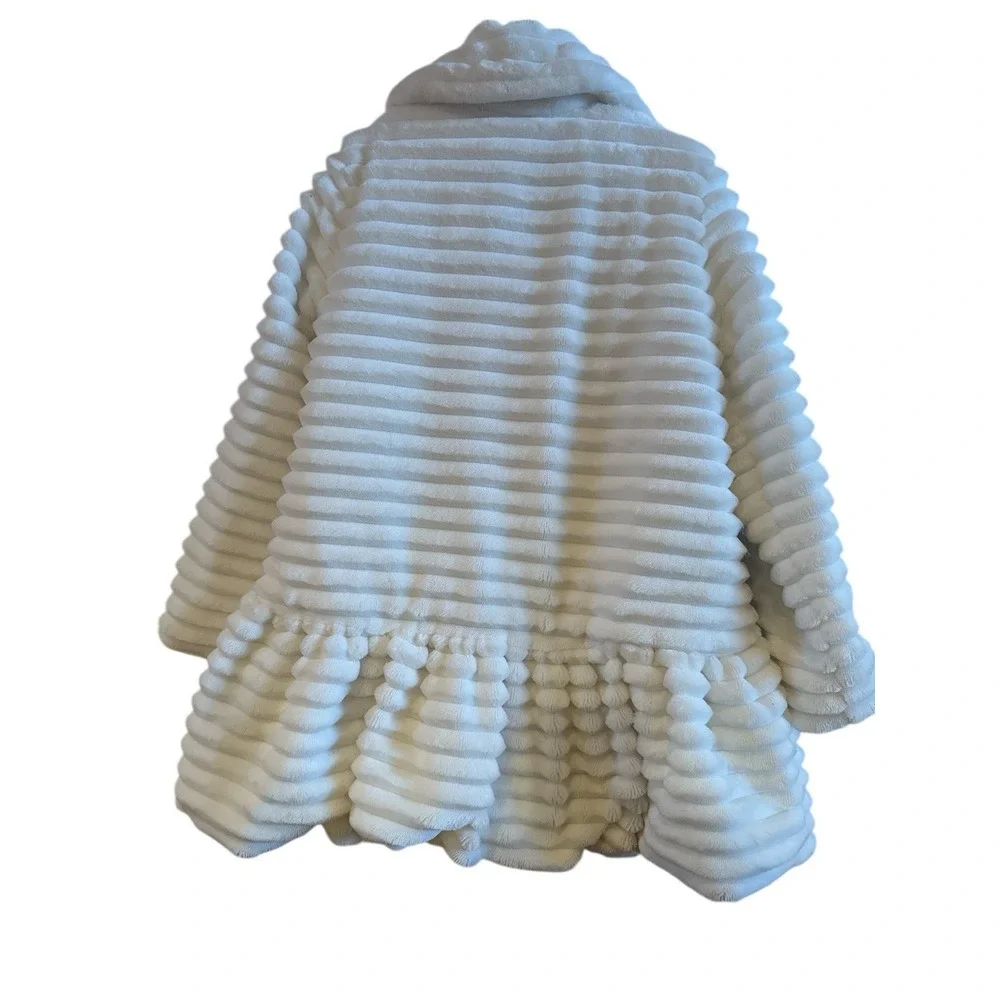 Juicy Couture White Faux Fur Children's Size 6 White Silver Buttons Lined Coat‎